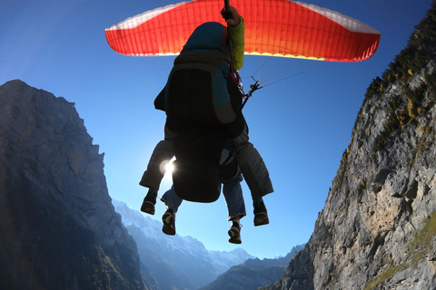 Mürren: Skärmflygning över Lauterbrunnens klippor och vattenfall