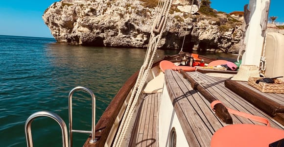 Cagliari: Tour mit dem Gozzo, Pausen zum Schwimmen und sardischer Aperitif