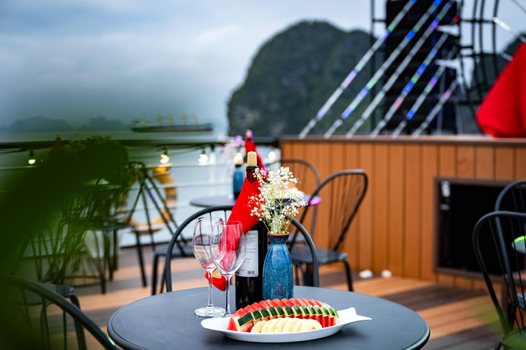 Hanoi: Halong Bay Cruise with Lunch, Cave, and Island Visit