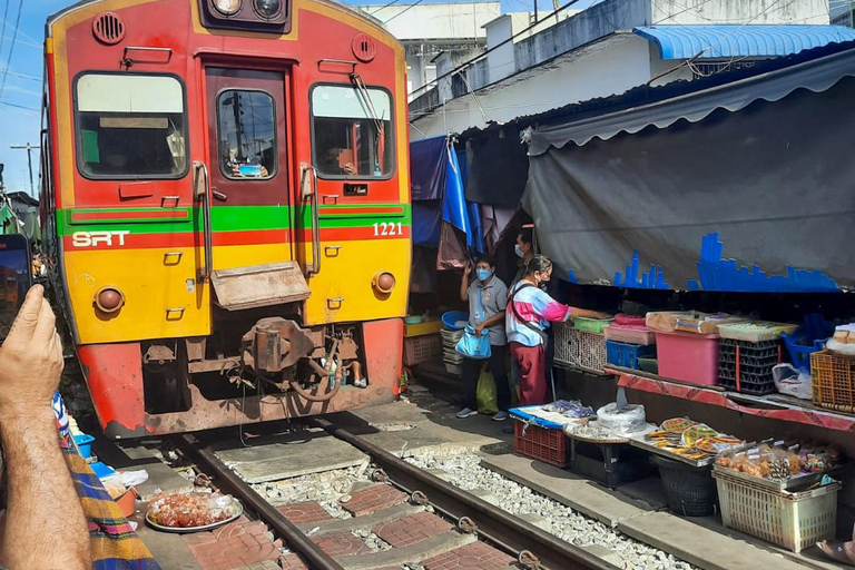 Bangkok: Floating and Railway market with Portuguese guide