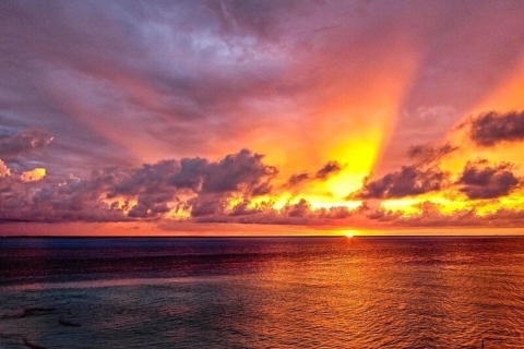 Cancun do Isla Mujeres: Zachód słońca na prywatnym luksusowym jachcieWycieczka luksusowym jachtem (grupa średnia)