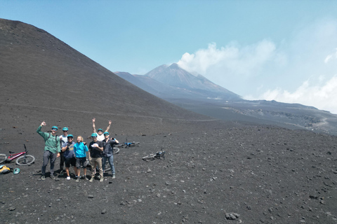 Cima dell'Etna in e-bikeE-bike sulla cima dell'Etna