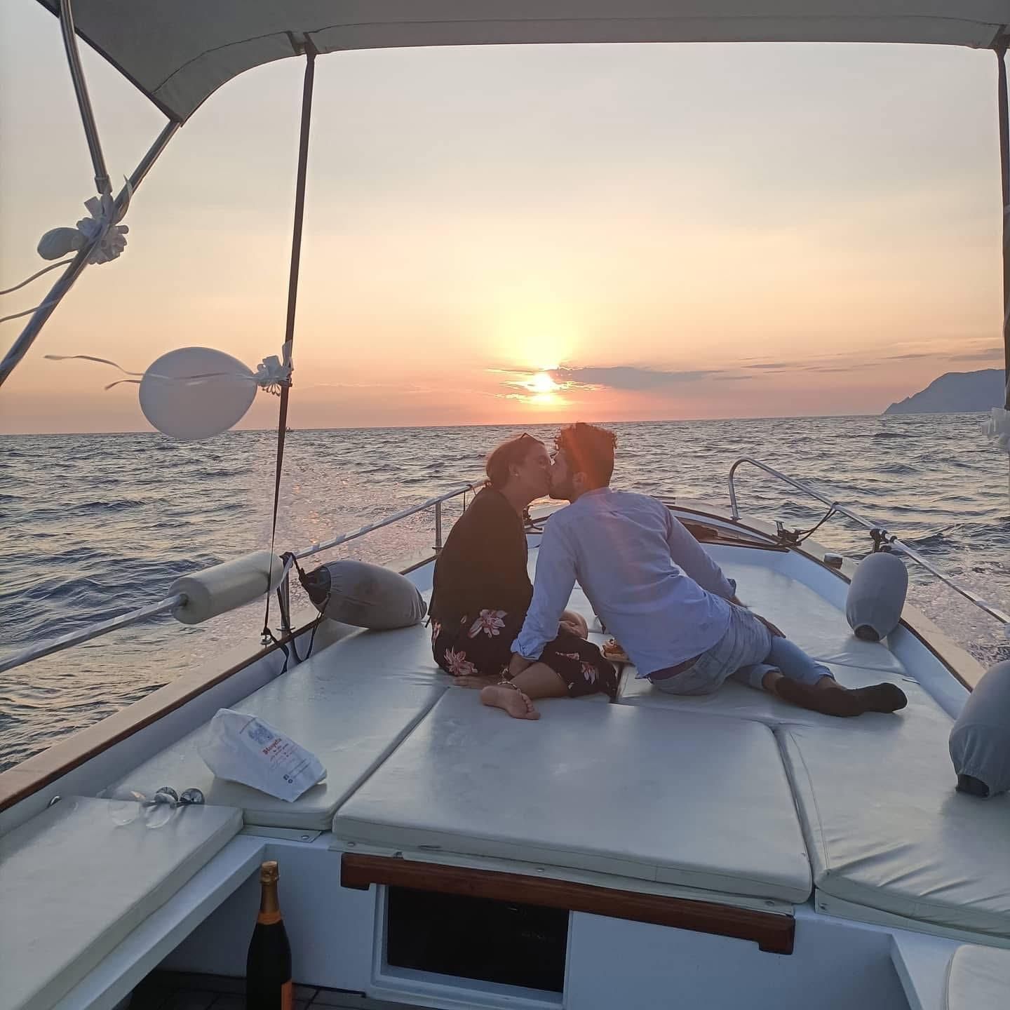 Kreuzfahrt bei Sonnenuntergang im Golf von La Spezia mit Aperitif an Bord
