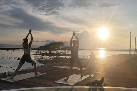 جيلي تراوانجان: يوغا على الشاطئ عند شروق الشمس وغروبها في جزيرة جيلييوغا على الشاطئ عند شروق الشمس 