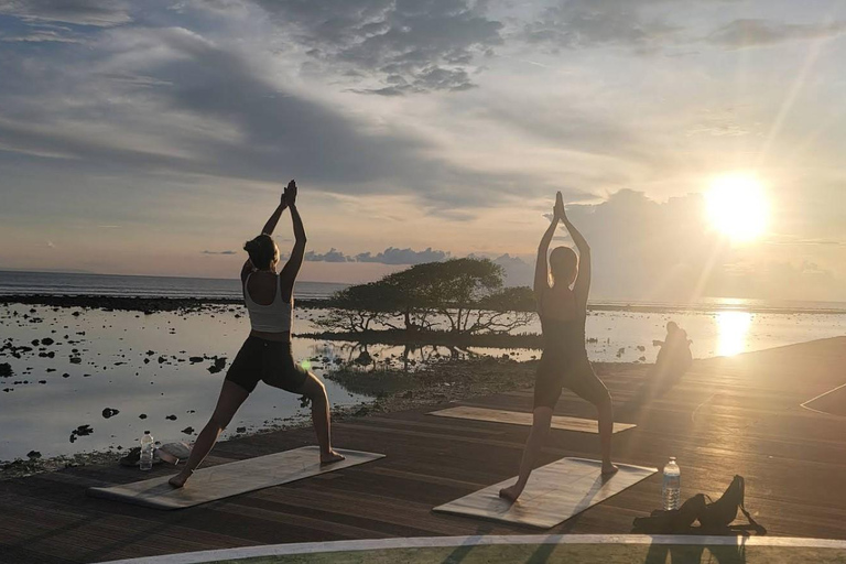 جيلي تراوانجان: يوغا على الشاطئ عند شروق الشمس وغروبها في جزيرة جيلييوغا على الشاطئ عند شروق الشمس 