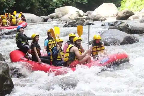 Ubud: Rafting em águas brancas e excursão à floresta sagrada dos macacos