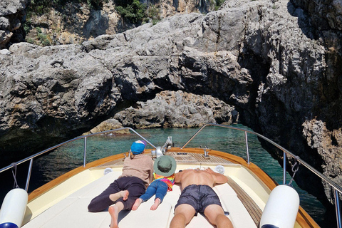 Amalfi: Amalfi Coast Boat Trip with Music and Snacks