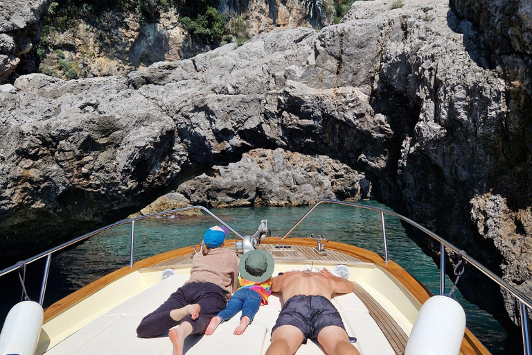 Amalfi: Amalfi Coast Boat Trip with Music and Snacks