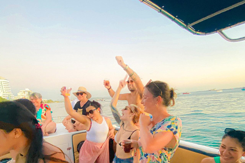 Cartagena: Atardecer en barco en la bahía con música y licor