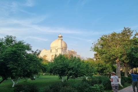 Visite guidée du Taj Mahal avec déjeuner dans un hôtel 5 étoilesVisite guidée avec voiture confortable et climatisée et guide local uniquement