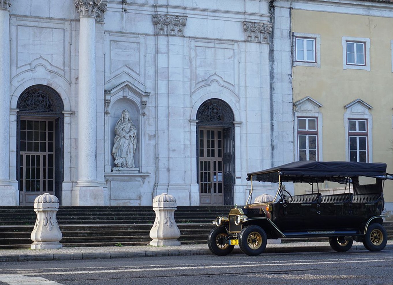 Lissabon: Privat sightseeingtur i en vintage tuk tuk