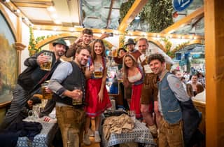 München: Oktoberfest-Zelt mit Einheimischen und Afterparty