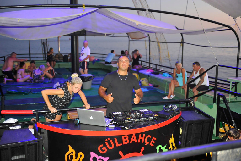 Alanya: Sunset Pirate Boat Tour with Dinner & Foam Party All-Inclusive: Dinner & Unlimited Drinks (Transfer Included)