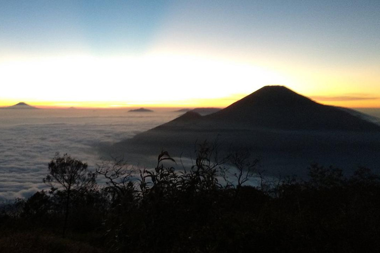 Monte Sumbing: un'epica avventura di trekking e campeggioSumbing: escursione di 1 giorno con NepalVanJAVA / pernottamento con Garung