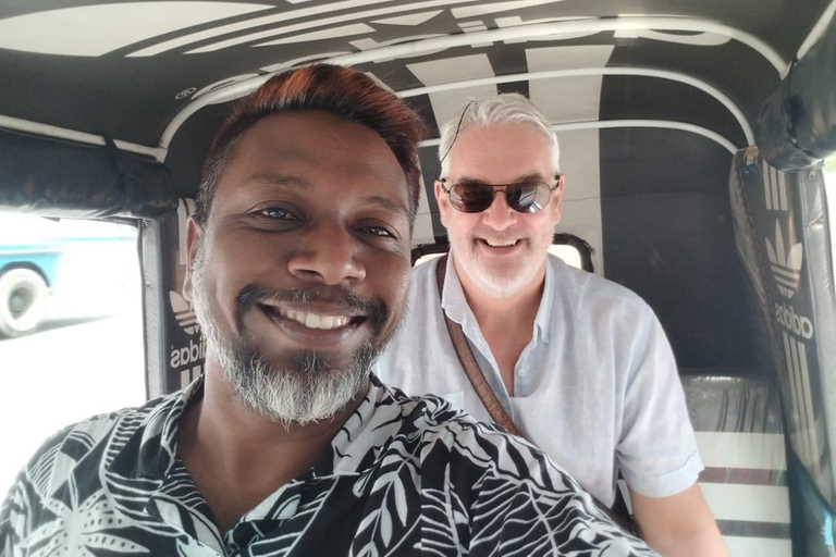 Colombo: City Highlights Tuk-Tuk Tour with Entry Tickets