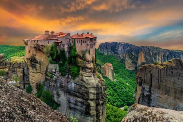 Privat tur till klostren i Meteora från Thessaloniki!Meteora: Exklusiv privat tur till Greklands kloster