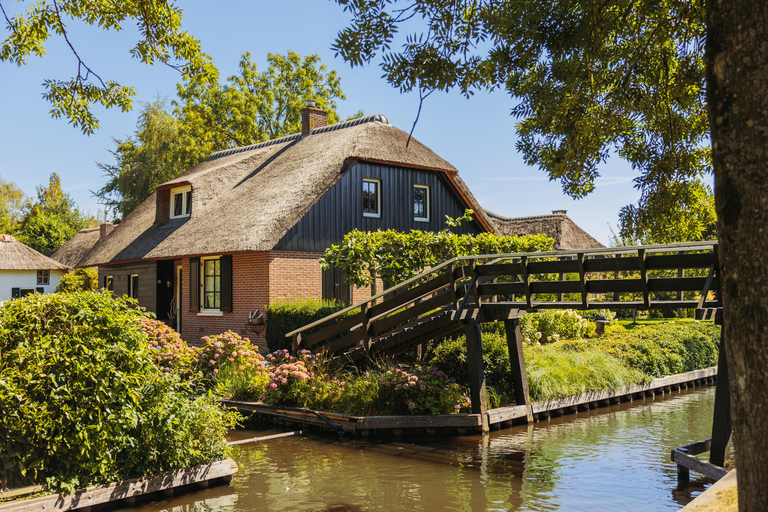 From Amsterdam: Giethoorn Day Trip with Self-Drive Boat Tour