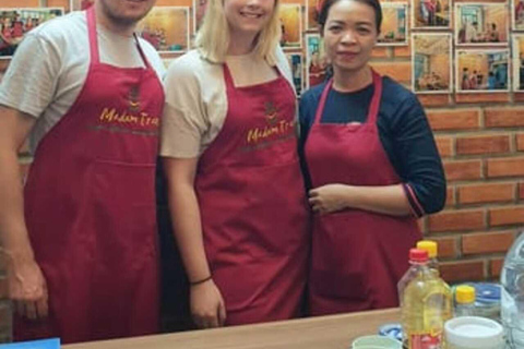 Hue: Aula de culinária com uma família localAula de culinária com visita ao mercado