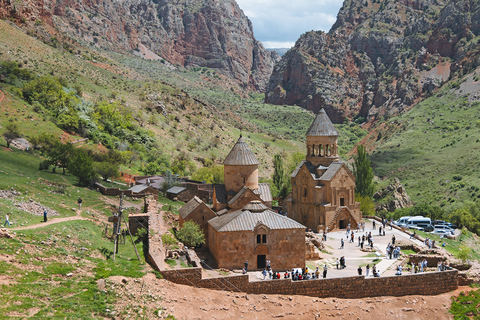 从埃里温出发：霍尔维拉普、诺拉万克、杰尔穆克和鸟洞霍尔维拉普、诺拉旺克、杰尔穆克私人观光（不含导游）