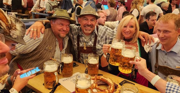 Munich: Oktoberfest Tour & Big Beerhall Evening Reservation