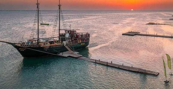 Djerba: Dolphin & Pirate Boat Cruise to Flamingo Island