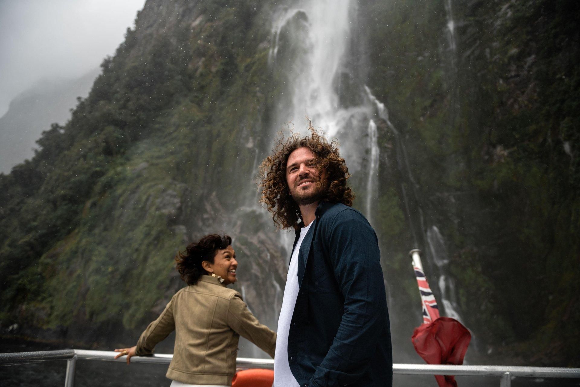 Milford Sound: Premium-Kleingruppen-Kreuzfahrt mit Canape-Mittagessen