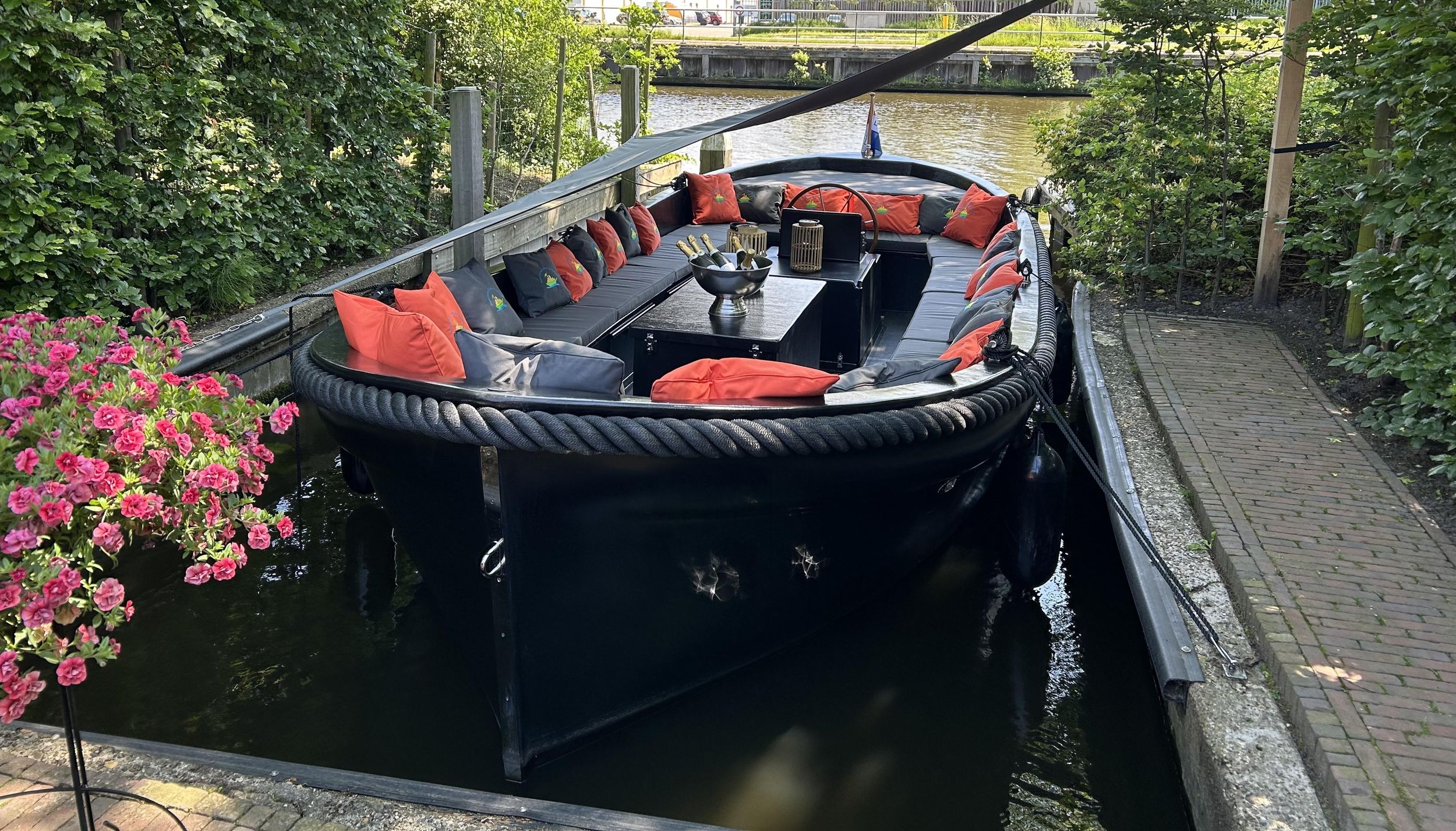 Den Haag: Private Grachtenfahrt mit Getränken und Snacks