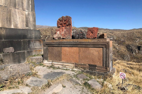 埃里温：安贝尔德堡垒、阿拉加茨山和卡里湖之旅