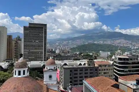 Downtown Medellin: history, gastronomy, terraces and architecture!
