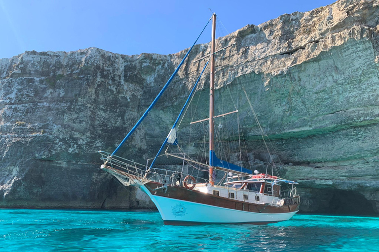 Charter privati esclusivi per la laguna blu di CominoCharter serale