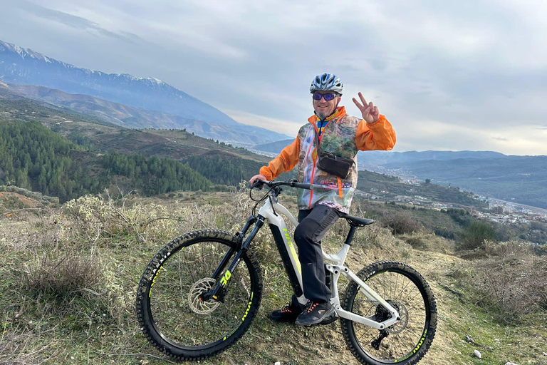 Berat: Elektrische fietstour met lunch