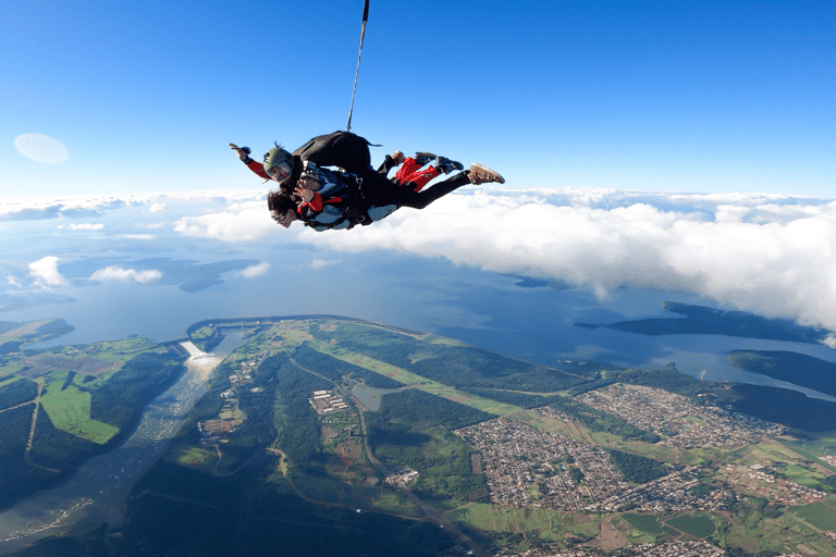 Foz do Iguaçu: Tandem Skydiving Experience with Pickup Foz do Iguaçu: Tandem Skydiving w/ Cameraman