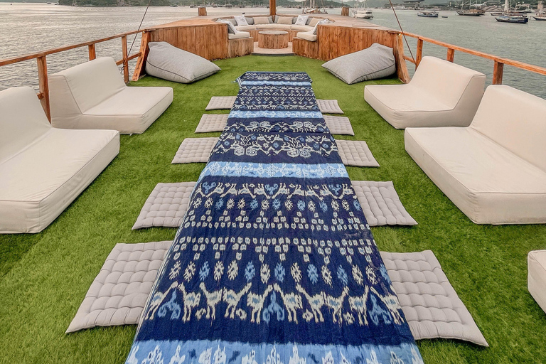 Labuan Bajo: 3-Day Komodo Sailing Luxury Boat with All Fees Deluxe Boat - Private Standar Room (2pax/room)