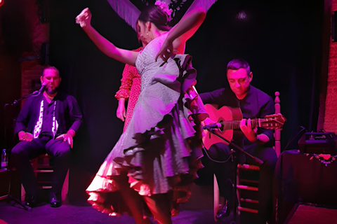 Barcelona: Exclusive Flamenco Show at El Paraigua with Drink Barcelona: Intimate Flamenco Show with Drink Only Special