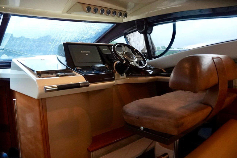 Cancún: Prywatny jacht Azimut 47 Fly - 6 godzin na Isla MujeresCancún: Prywatny jacht Azimut 47 Fly – 6 godzin na wyspę Isla Mujeres