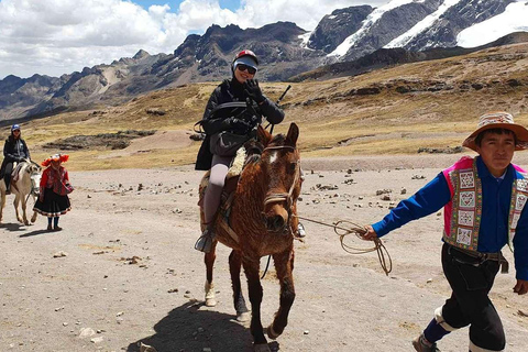 Cusco: Full-day excursion to Rainbown Mountain on horseback