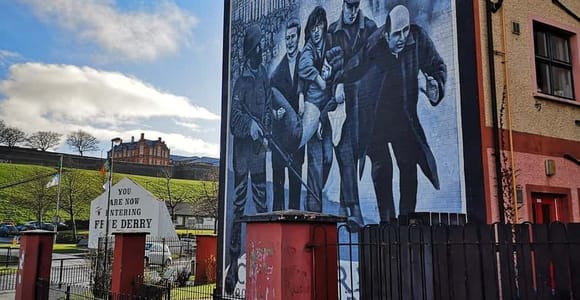 Belfast: Black Taxi-Style Tour & Derry Day Trip