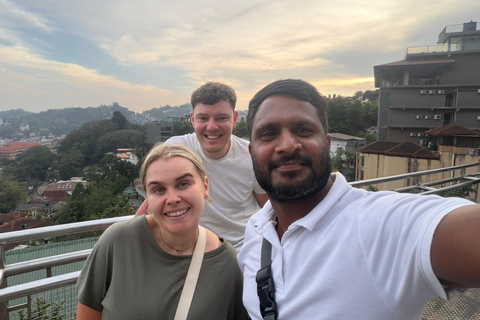 Kandy: Ambuluwawa Tower & Kandy City Private Tuk Tuk Tour