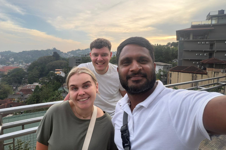 Kandy: Ambuluwawa Tower & Kandy City Private Tuk Tuk Tour