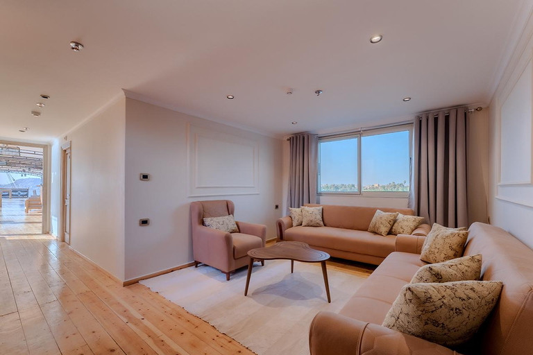 Luxor to Aswan: 6-Day Dahabiya Nile Cruise with Ancient Tour