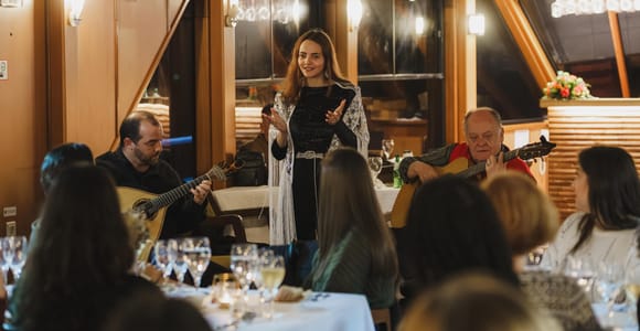 Lisbon: Tagus River Dinner Cruise with Fado Show