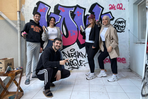 Atelier d'art du graffiti avec des habitants d'un jardin d'intérieur d'Istanbul