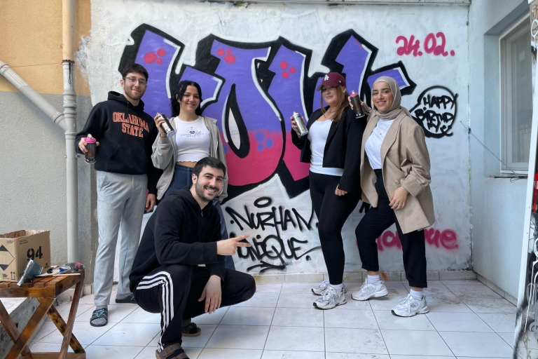 Atelier d'art du graffiti avec des habitants d'un jardin d'intérieur d'Istanbul