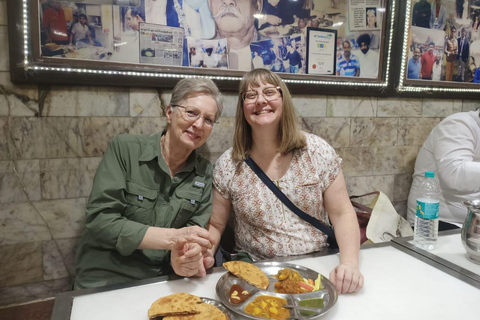 Mercado nocturno y comida callejera en Delhi (medio día, guiado por mujeres)Mercado de día y comida callejera en Delhi (medio día, guiado por mujeres)