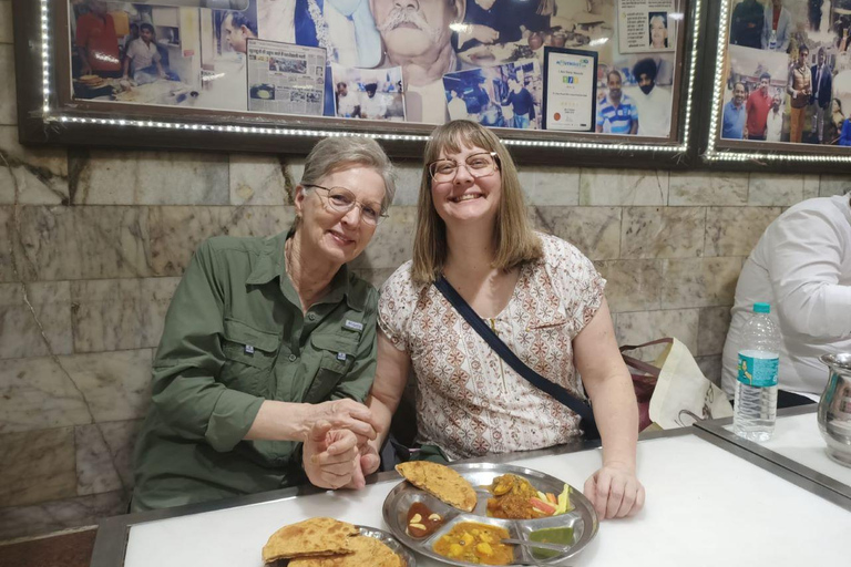 Mercado nocturno y comida callejera en Delhi (medio día, guiado por mujeres)Mercado de día y comida callejera en Delhi (medio día, guiado por mujeres)