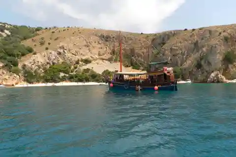 Krk : Naviga lungo le coste dell'isola di Krk e Plavnik