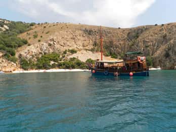 Krk : Sailing along the coasts of island Krk and Plavnik