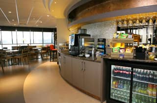 BFS Belfast INTL Airport: Zugang zur The Causeway Lounge