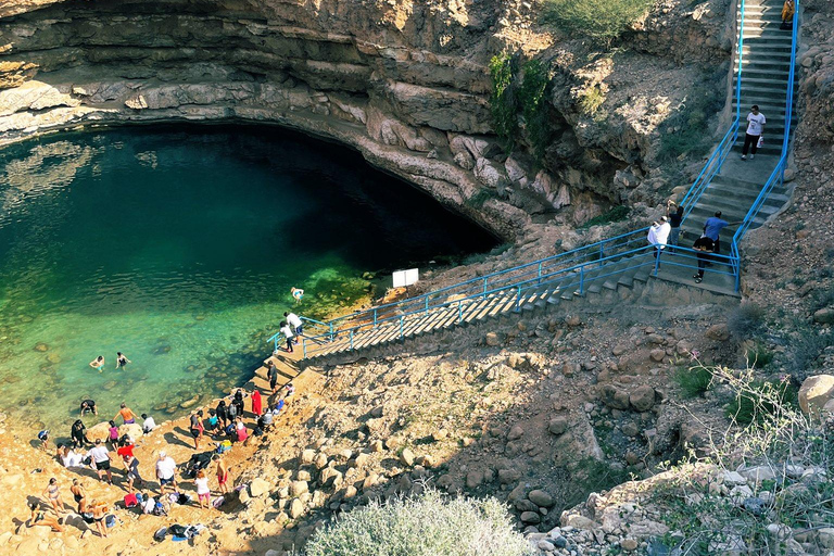 Mascate: Jornada completa en Wadi Shab y el sumidero de Bimmah + almuerzo libre