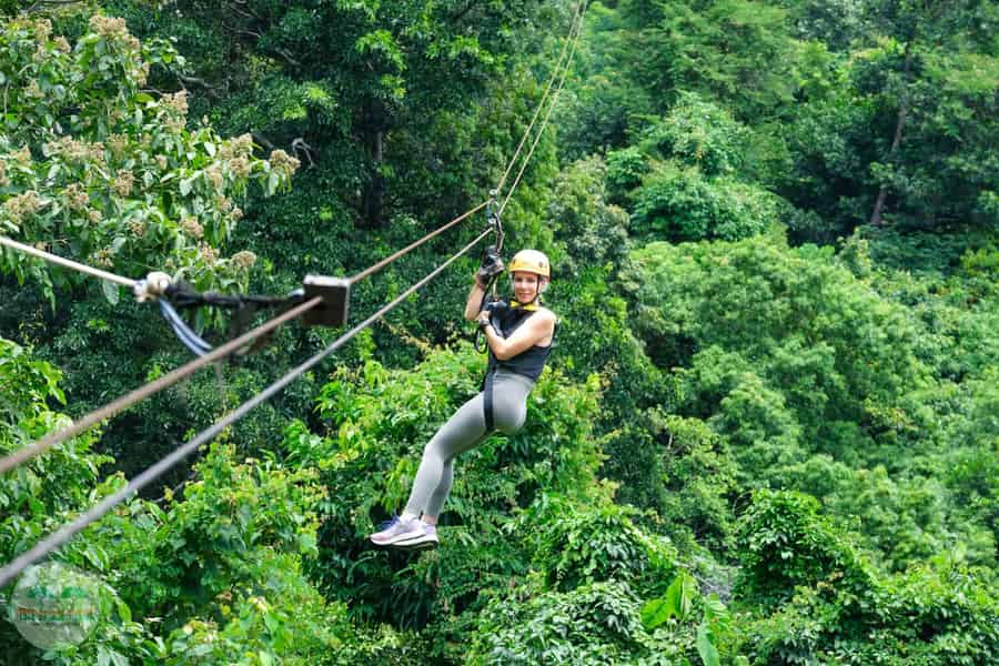 Von Koh Samui aus: Baumbrücken-Zipline und Café-Erlebnis. Foto: GetYourGuide Von Koh Samui aus: Baumbrücken-Zipline und Café-Erlebnis. Foto: GetYourGuide